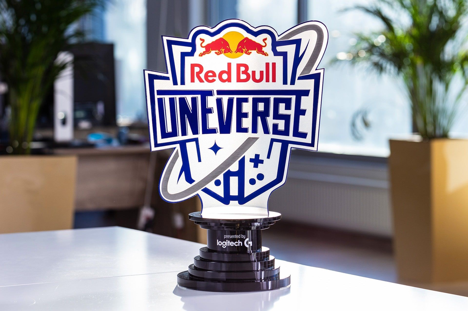 statuetka szklo RedBull Uneverse glasso