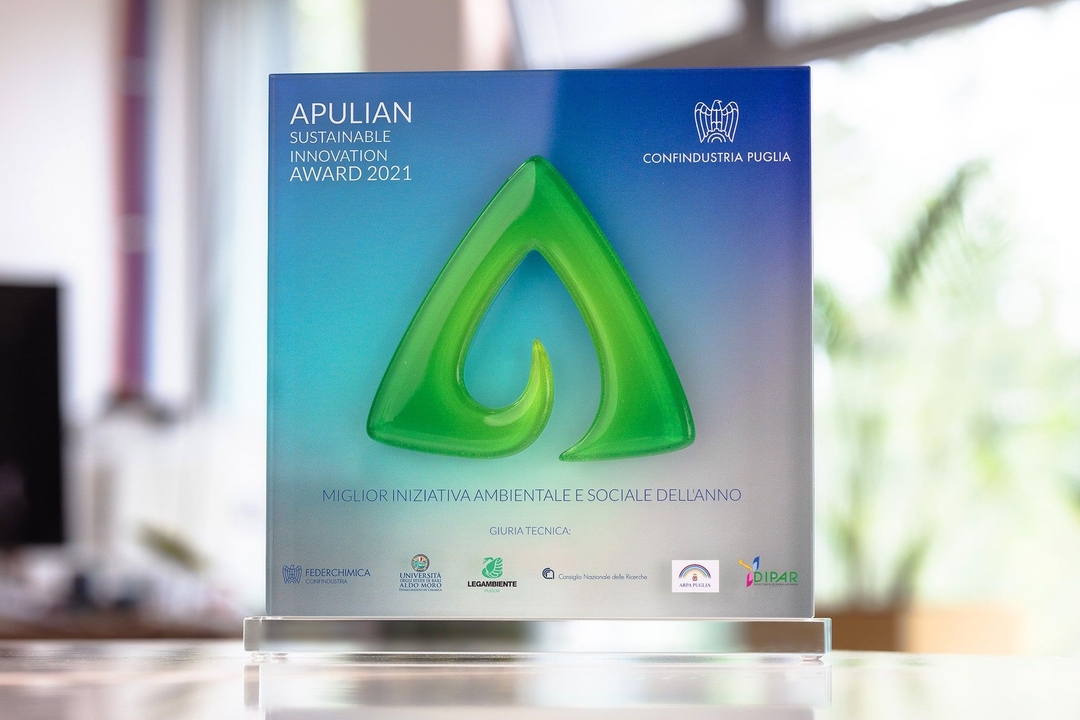 statuetka szklo Apulian Sustainable Innovation glasso